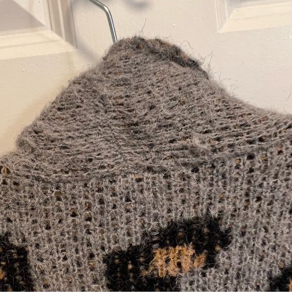 Gray Leopard Print Cozy Sweater size S/M - Picture 4 of 6